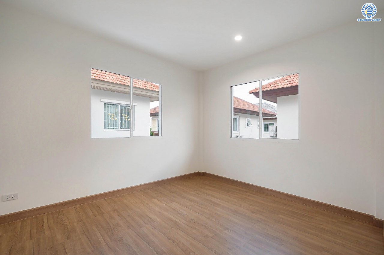 บ้านมือสองตกแต่งใหม่ โครงการ ชวนชื่น กรีนบาวด์ เนื้อที่ 54 ตร.ว. ฟังก์ชัน 3 ห้องนอน 3 ห้องน้ำ 1 ห้องอเนกประสงค์ จอดรถได้ 2 คัน บรรยากาศเงียบสงบเป็นส่วนตัว สิ่งอำนวยความสะดวกมากมาย! บนทำเลศักยภาพ หน้าโครงการติดถนนใหญ่ ใกล้จุดขึ้นทางด่วน "ศรีสมาน"